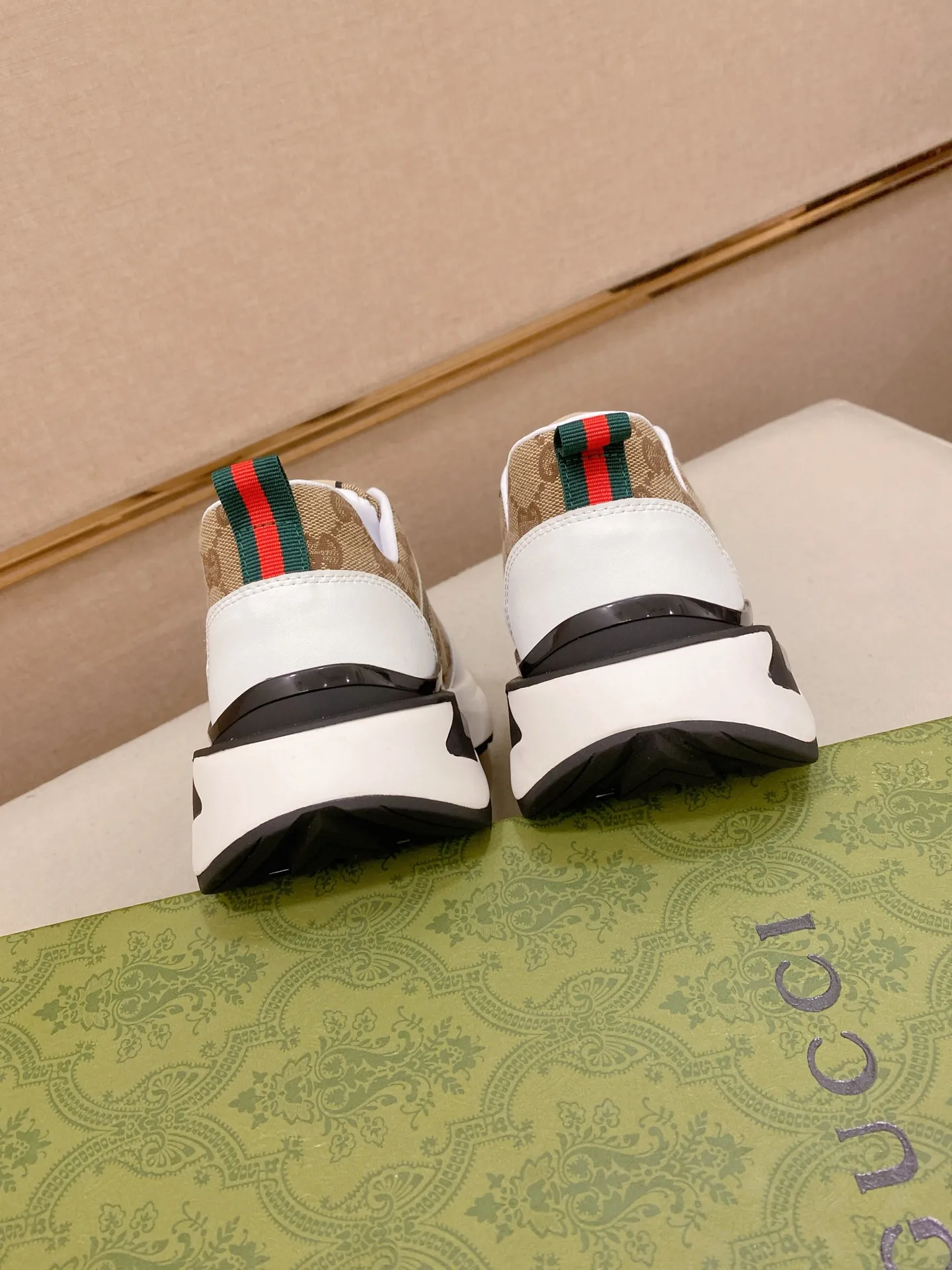 Factory price 442 men's shoes 💰New GUCCI (Gucci) counters are on the market at the same time, new men's shoes, 😘fabrics are selected imported cowhide, lining: sheepskin lining. 👍🏿 High-end ☄️ air-cushion molded anti-slip rubber outsole, exquisite lines, simple and elegant, comfortable and high-end for leisure travel. Code number: 38 to 44 (45 can be customized and cannot be returned or exchanged)